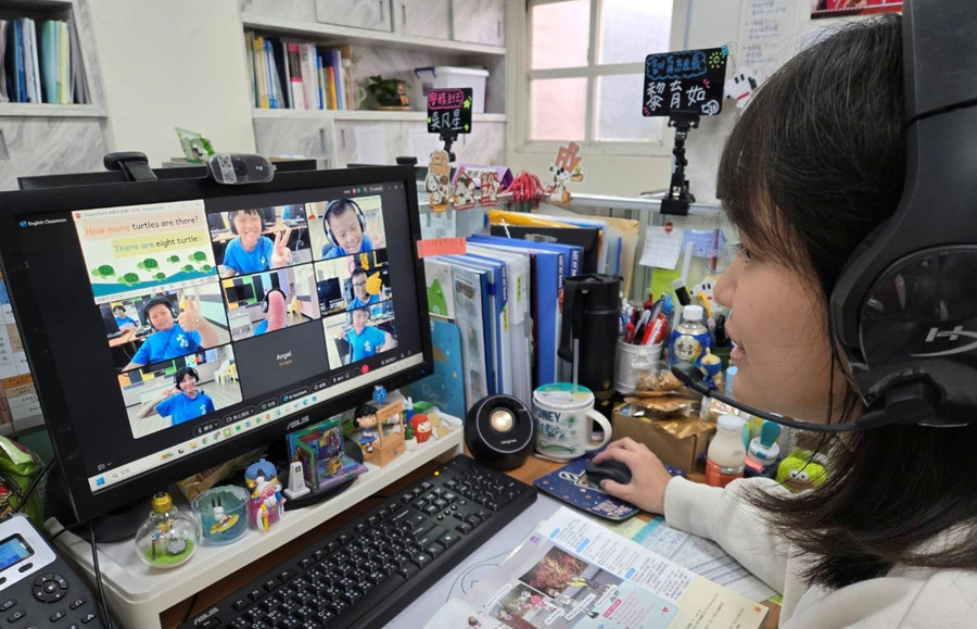 Giáo viên hỗ trợ học sinh nông thôn học Tiếng Anh trực tuyến.