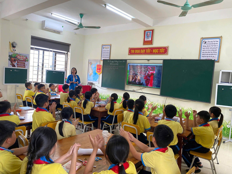 Cô trò Trường Tiểu học Tùng Ảnh. Ảnh: TG