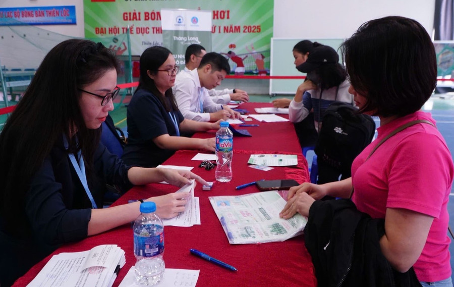 Đại diện chủ đầu tư khu nhà ở xã hội tại xã Thiên Lộc (TP Hà Nội) hướng dẫn khách hàng hoàn thiện hồ sơ.