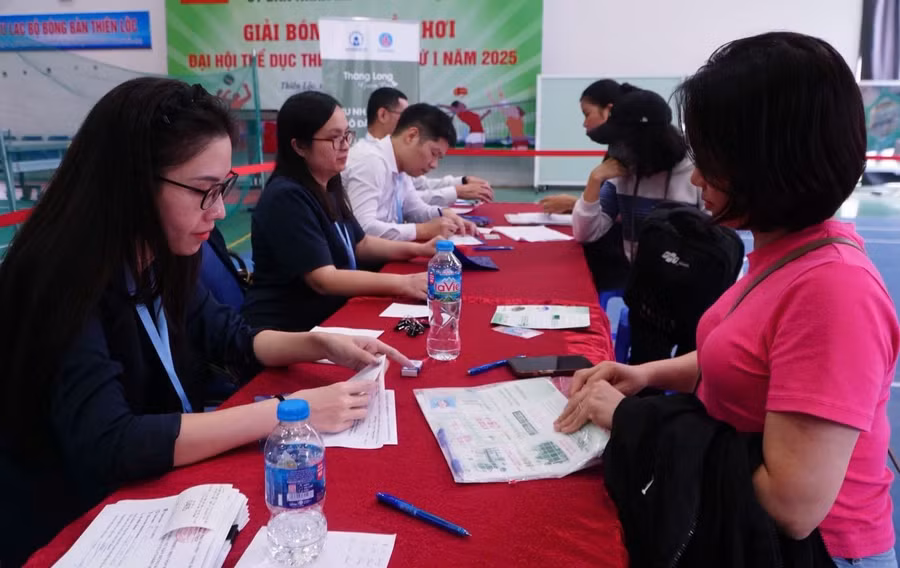 Đại diện chủ đầu tư khu nhà ở xã hội tại xã Thiên Lộc (TP Hà Nội) hướng dẫn khách hàng hoàn thiện hồ sơ.