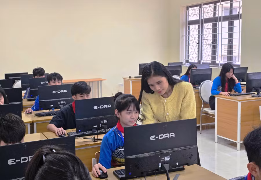 Cô và trò Trường Phổ thông Dân tộc nội trú -THCS Quan Sơn trong giờ học ở thư viện số.