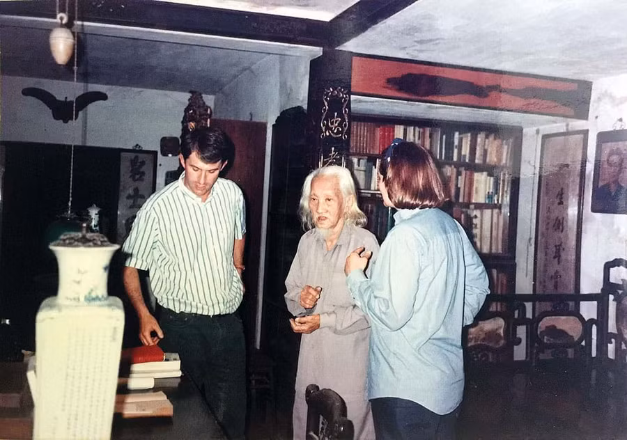 Học giả Vương Hồng Sển (giữa) tiếp các nhà báo nước ngoài tại Vân Đường Phủ. Ảnh: Tư liệu