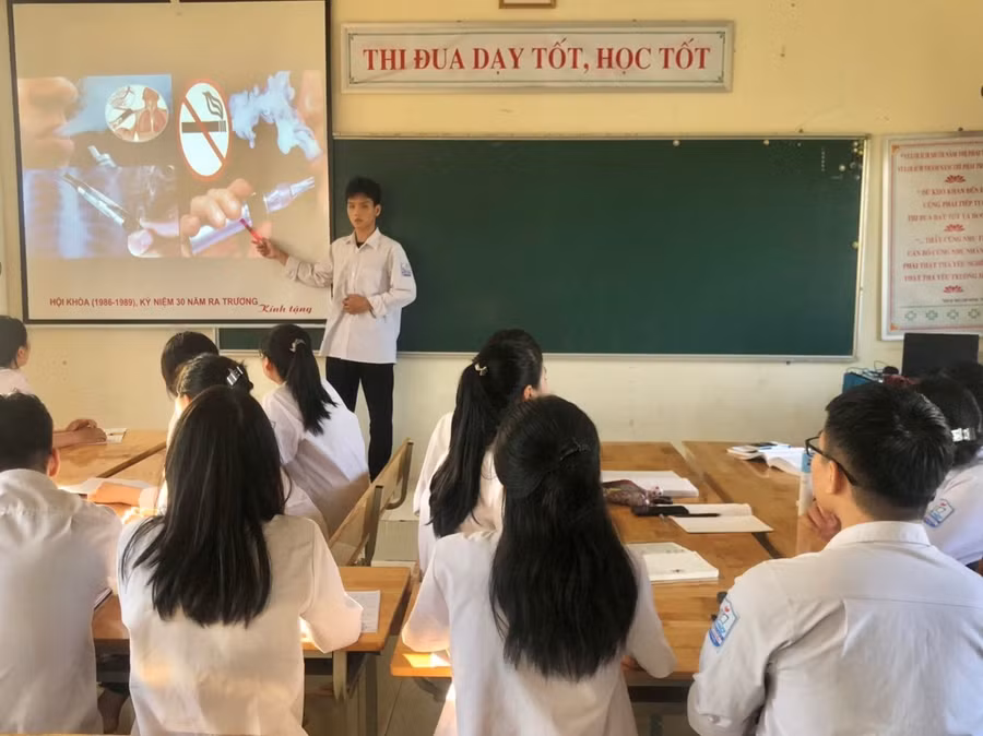 Học sinh Trường THPT Ngô Quyền tham gia sinh hoạt CLB với chủ đề 'Tác hại của thuốc lá điện tử'.