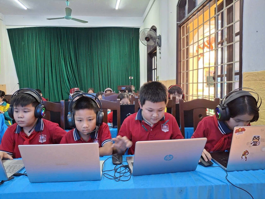 Học sinh Quảng Trị sử dụng máy tính tham gia học tập.