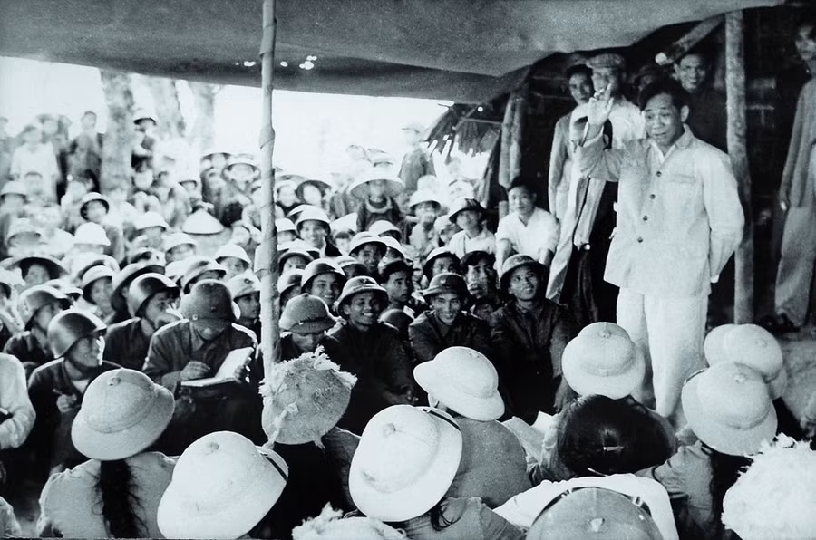 Đồng chí Lê Duẩn với các chiến sĩ, cán bộ các lực lượng vũ trang và công nhân cầu đường đang làm việc tại ngã ba Đồng Lộc - Hà Tĩnh năm 1973 (ảnh tư liệu).