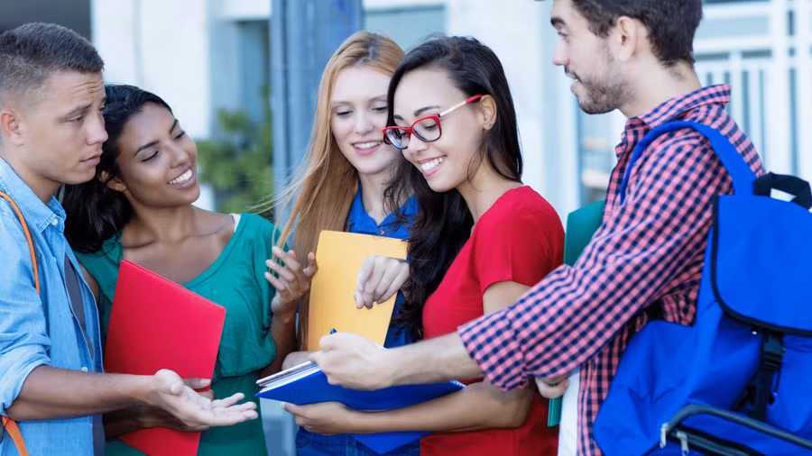 Sinh viên muốn du học Australia đối mặt với chi phí thủ tục đắt đỏ.