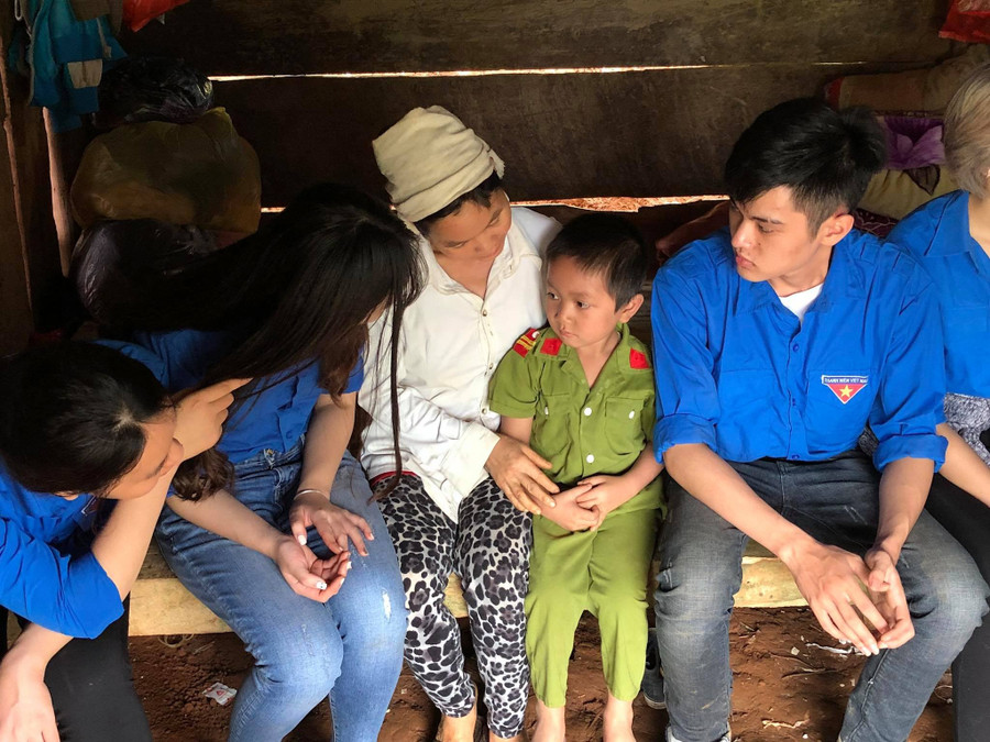 Nhóm sinh viên tình nguyện Trường Đại học Khoa học Xã hội và Nhân văn đi từ thiện tại tỉnh Thái Nguyên.