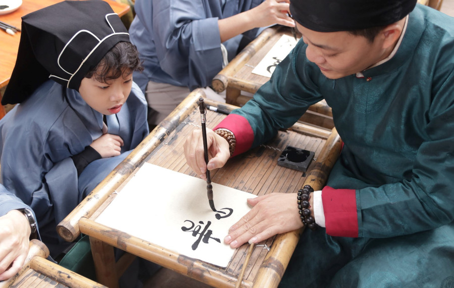 Nghị quyết yêu cầu xây dựng con người phát triển toàn diện về đức - trí - thể - mỹ.