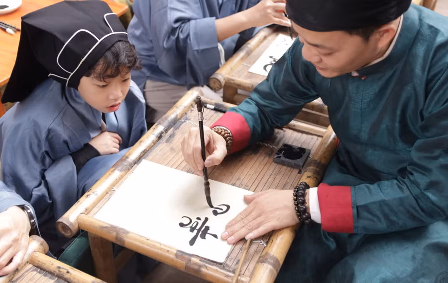 Nghị quyết yêu cầu xây dựng con người phát triển toàn diện về đức - trí - thể - mỹ.