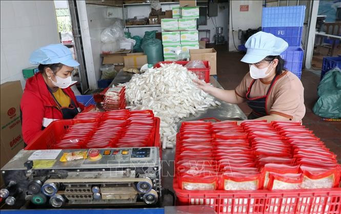  Công nhân Công ty TNHH Bánh kẹo đặc sản Thiên Đức (xã Đông Hưng) hối hả sản xuất các sản phẩm để phục vụ thị trường Tết.