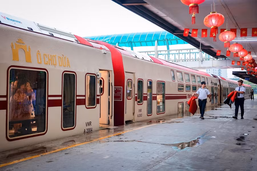 Đoàn tàu du lịch 'Hà Nội 5 cửa ô' là sản phẩm du lịch mới nhằm quảng bá giá trị văn hóa, lịch sử và tạo thêm trải nghiệm đặc biệt cho du khách. Ảnh: Hoài Nam.