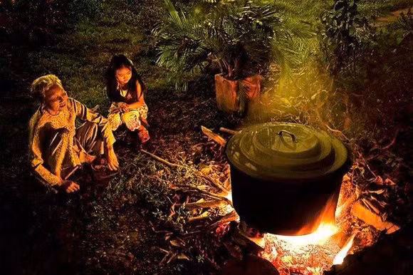 Người miền Tây nấu bánh tét đón Xuân. Ảnh: ITN.