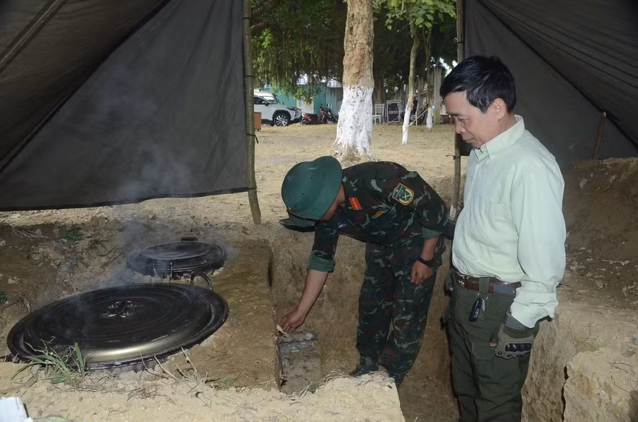 Du khách trải nghiệm nấu ăn tại bếp Hoàng Cầm.