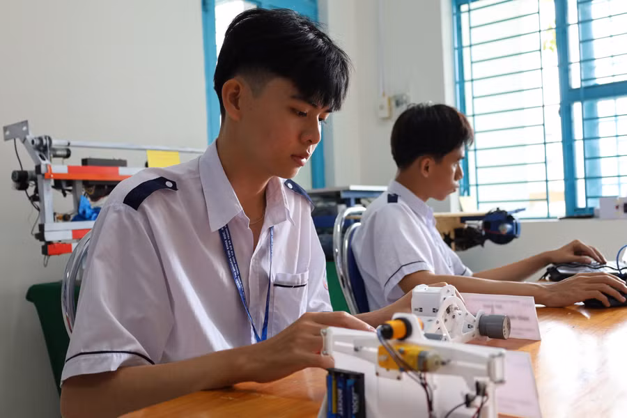 Lâm Đỗ Thiên Luân trong tiết học STEM. Ảnh: QM - Ảnh tư liệu