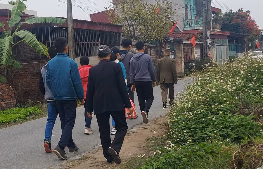 Ba ngày Tết nhà nào họ nấy đi thành từng đoàn thăm hỏi chúc tụng. Ảnh minh họa: Bình Thạnh.