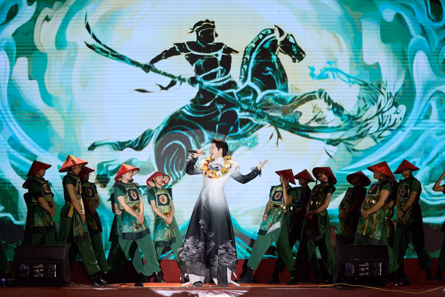 Với tiết mục 'Phù Đổng Thiên Vương', Đức Phúc tạo ấn tượng và giành giải Quán quân âm nhạc quốc tế Intervision 2025.