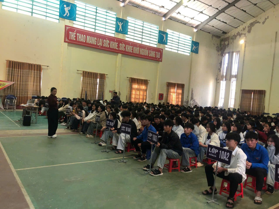 Cô Vì Thị Ái (đứng trên bên trái ảnh) tuyên truyền cho học sinh toàn trường về tác hại của thuốc lá.