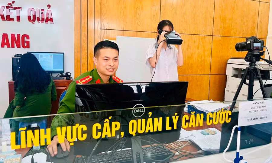 Cán bộ công an phường Bắc Giang hỗ trợ học sinh làm thủ tục cấp căn cước phục vụ kỳ thi.