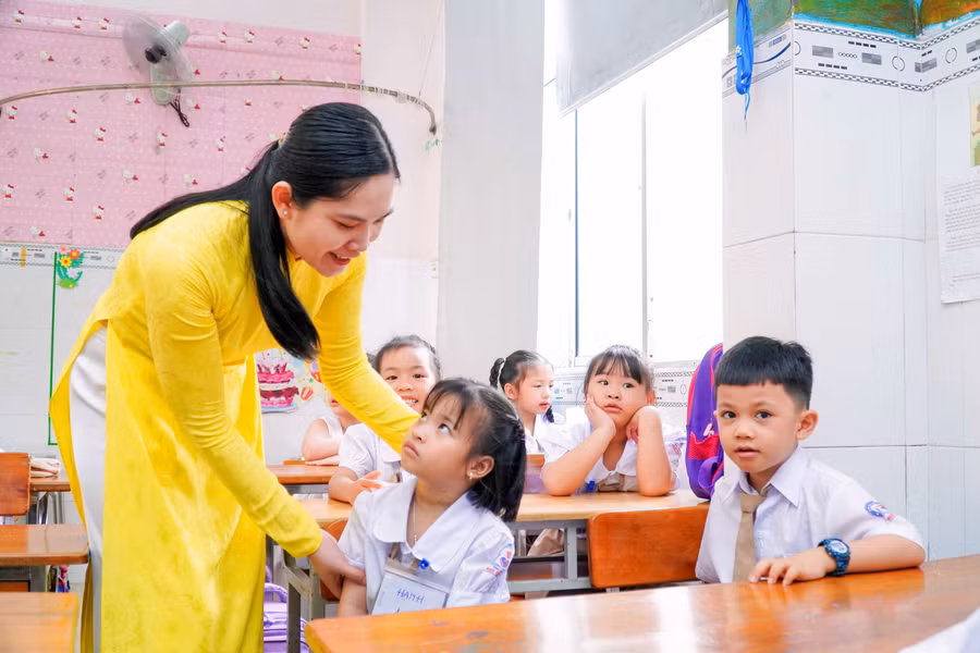 Giáo viên Trường Tiểu học Ngô Quyền (TP Cần Thơ) chào đón học sinh lớp 1. Ảnh minh họa: Thành Thật