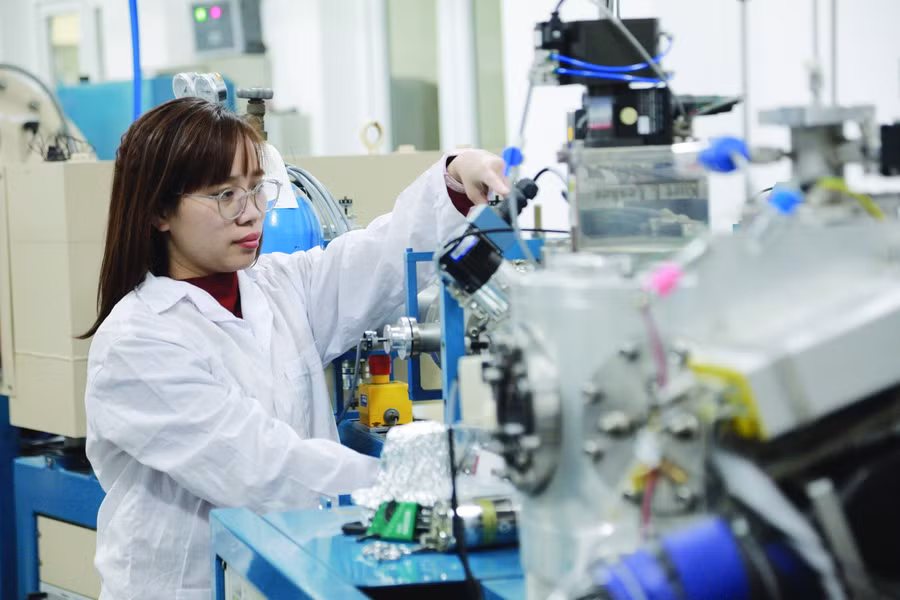Nghiên cứu trong phòng lab ở Đại học Quốc gia Hà Nội. Ảnh: VNU