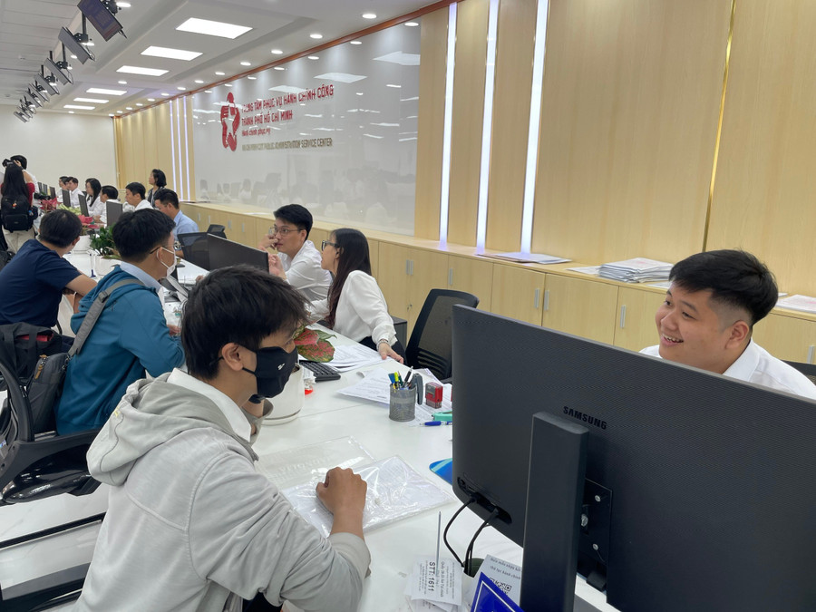Người dân làm thủ tục hành chính tại Trung tâm Phục vụ hành chính công TPHCM. Ảnh: Hà An