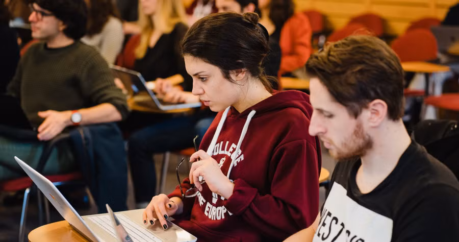 Thiếu định hướng nghề nghiệp khiến người trẻ EU có xu hướng bỏ học.