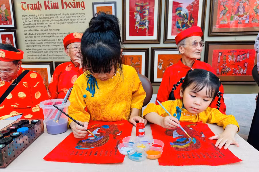 Các em nhỏ trải nghiệm dòng tranh dân gian Kim Hoàng.