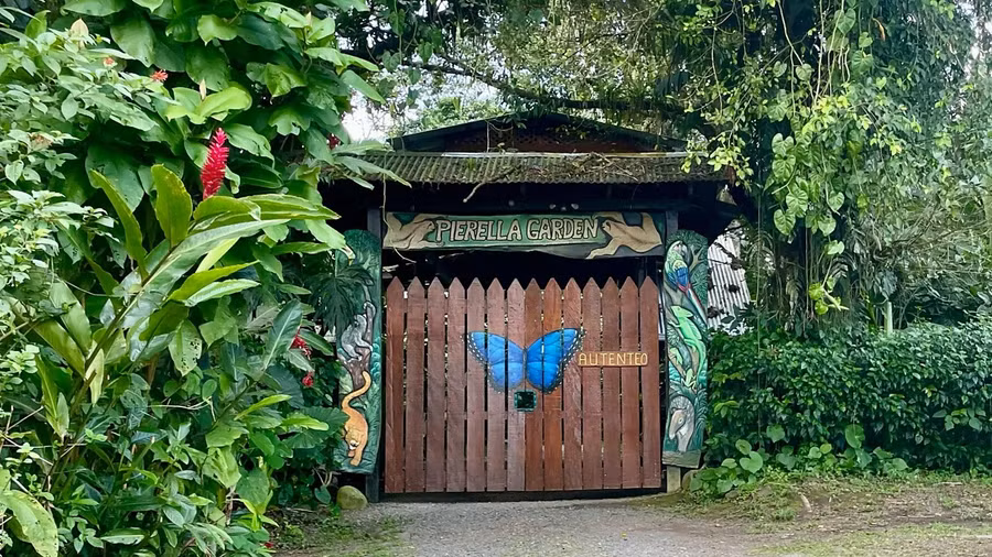 Cổng vào Vườn Sinh thái Pierella với bảng hiệu vinh danh sinh vật cứu mảnh đất. Ảnh: BBC.com