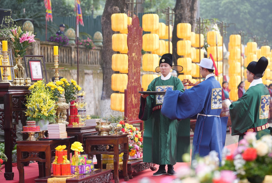 Trình diễn tái hiện nghi lễ 'Tống cựu nghinh tân' tại Khu di sản Hoàng thành Thăng Long - Hà Nội.