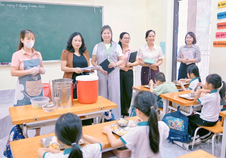 Kiểm tra thực tế bữa ăn trên lớp của học sinh tại Trường Tiểu học Khai Quang. Ảnh: Hà Tuyết