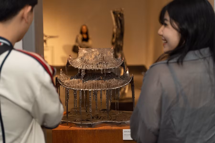 Lấy kim loại làm chất liệu chủ đạo, triển lãm gợi mở những liên tưởng rộng hơn về truyền thống.