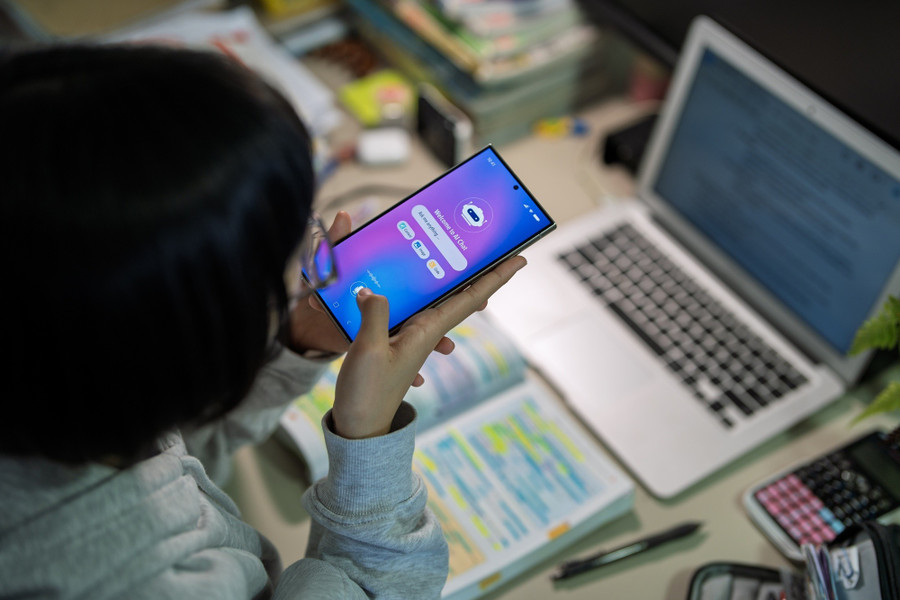 Người dùng tra cứu cách chữa bệnh qua AI.