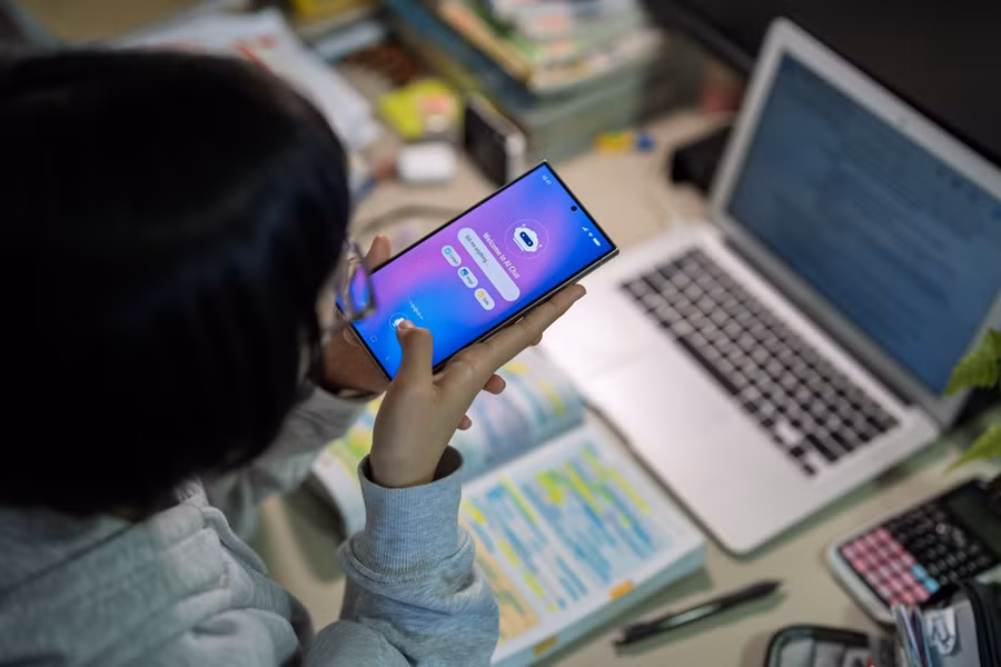 Người dùng tra cứu cách chữa bệnh qua AI.