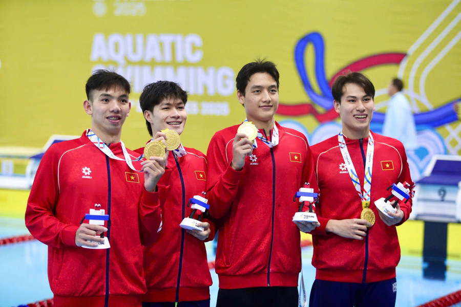 Huy Hoàng, Hưng Nguyên, Nguyễn Quốc và Viết Tường giành HCV nội dung 4x200m tự do nam.