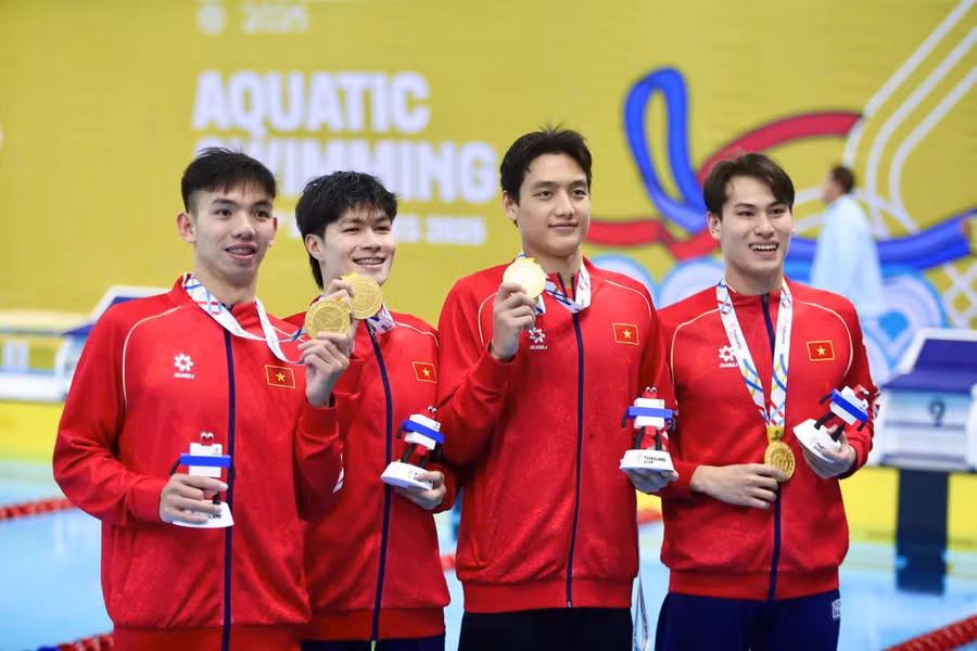 Huy Hoàng, Hưng Nguyên, Nguyễn Quốc và Viết Tường giành HCV nội dung 4x200m tự do nam.