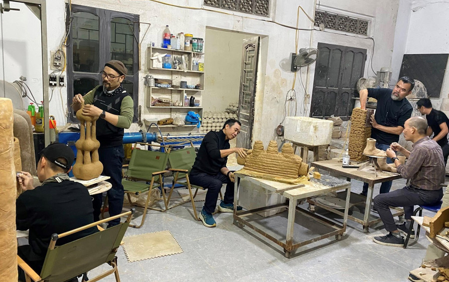 Các nghệ sĩ tham gia sáng tạo tại Bat Trang Ceramic Art Space.