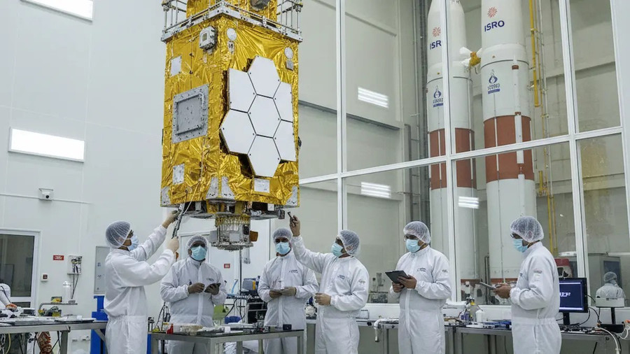 Nghiên cứu sinh Thái Lan thử nghiệm thiết bị ngoài không gian.