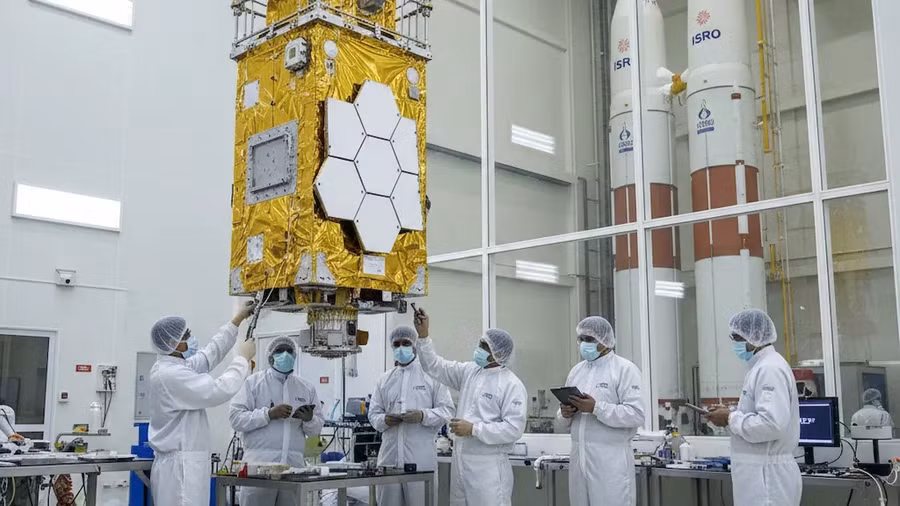 Nghiên cứu sinh Thái Lan thử nghiệm thiết bị ngoài không gian.