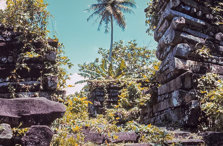 Toàn cảnh di tích thành phố đá Nan Madol.