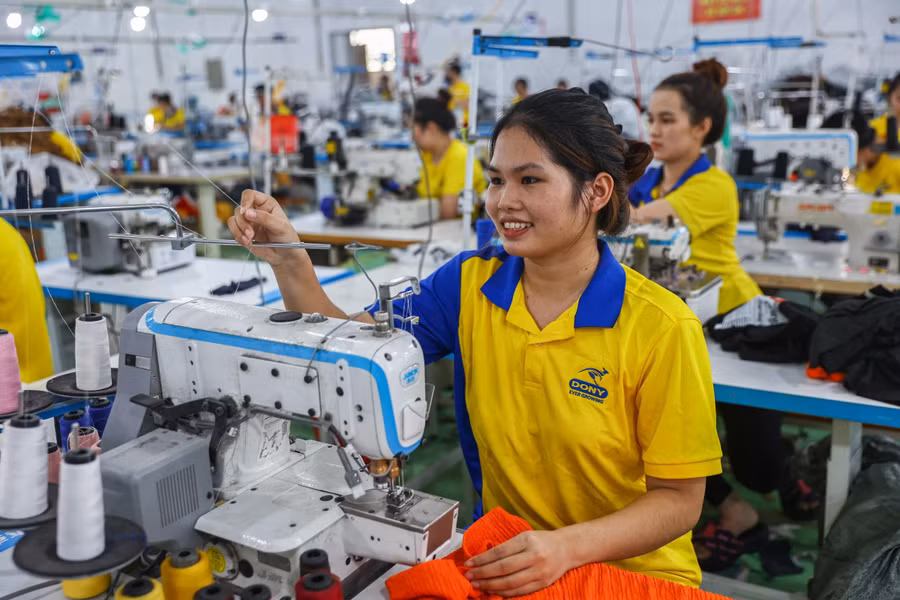 Công nhân làm việc tại công ty may mặc ở xã Vĩnh Lộc A, TPHCM, tháng 8/2025. Ảnh: Quỳnh Trần