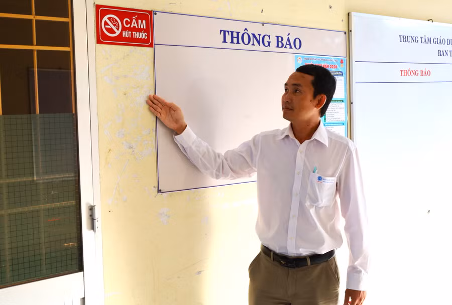 Trung tâm GDTX Cà Mau quy định cán bộ, giáo viên không được hút thuốc trong khuôn viên Trung tâm. Ảnh: QM