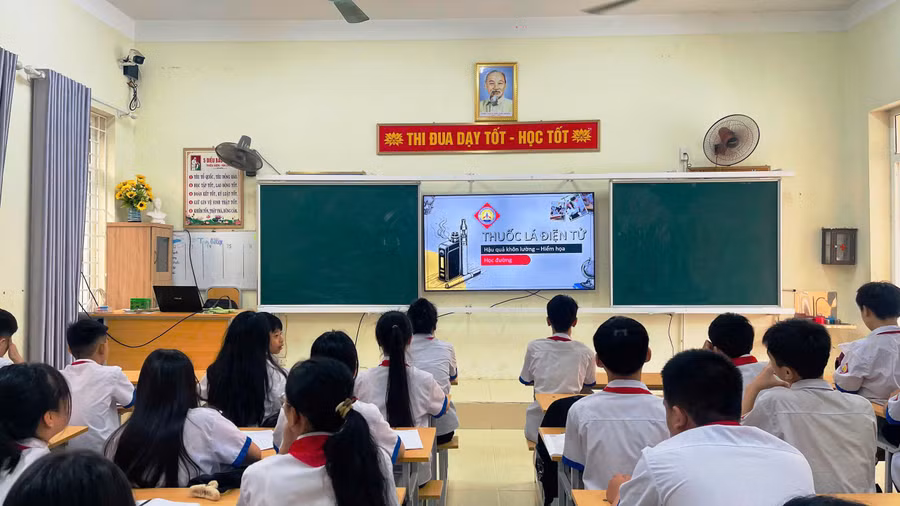 Học sinh Trường THCS Đông Thọ (Hàm Rồng, Thanh Hóa) được tuyên truyền phòng chống tác hại thuốc lá tại lớp.