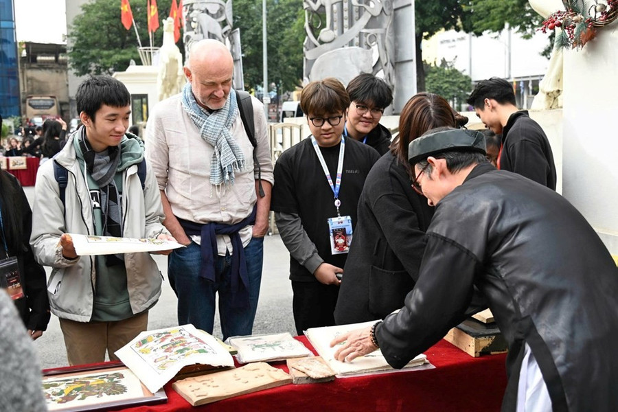 Du khách tìm hiểu và trải nghiệm tranh Đông Hồ.