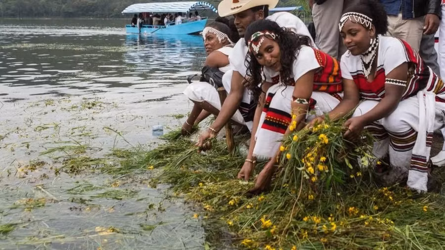 Người Ethiopia đón mừng đầu năm mới vào ngày 11/9 với hoa adey abeba mùa Xuân. Ảnh: Bbc.com