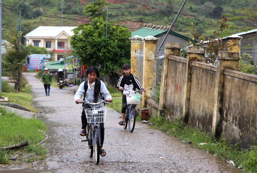 Những học sinh Trường Tiểu học và THCS xã Xốp nhà xa được tặng, cho mượn xe đạp để quãng đường đến trường thuận lợi hơn.
