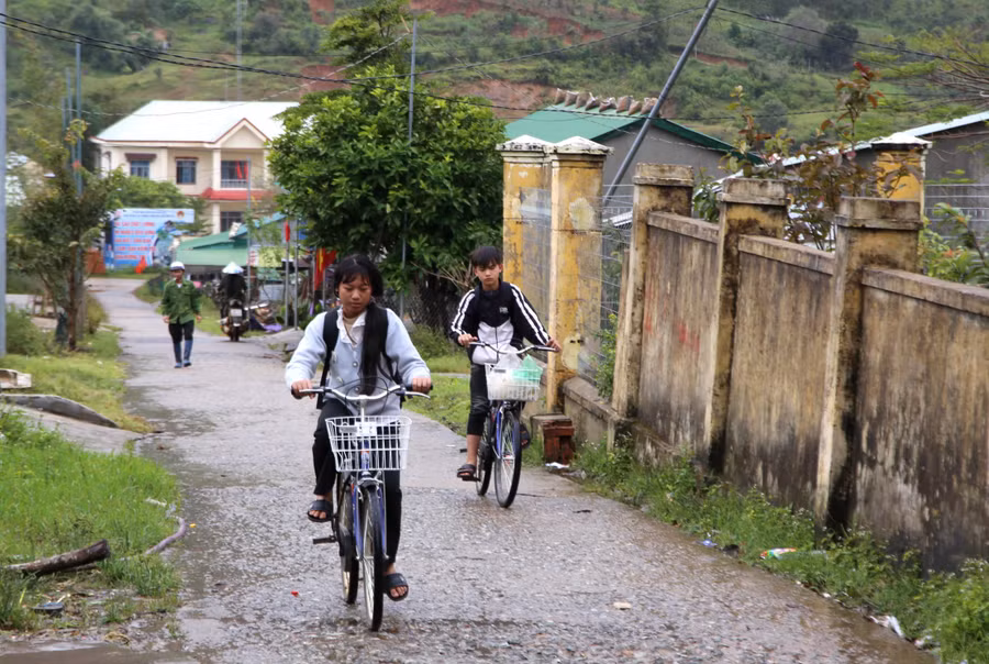 Những học sinh Trường Tiểu học và THCS xã Xốp nhà xa được tặng, cho mượn xe đạp để quãng đường đến trường thuận lợi hơn.