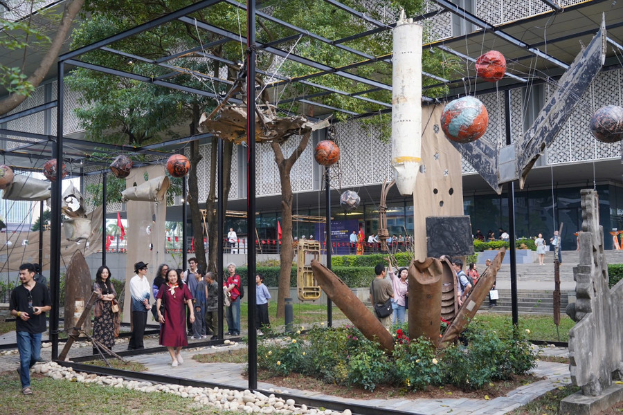 Không gian trưng bày sắp đặt nghệ thuật 'Chiến tranh và hòa bình'.