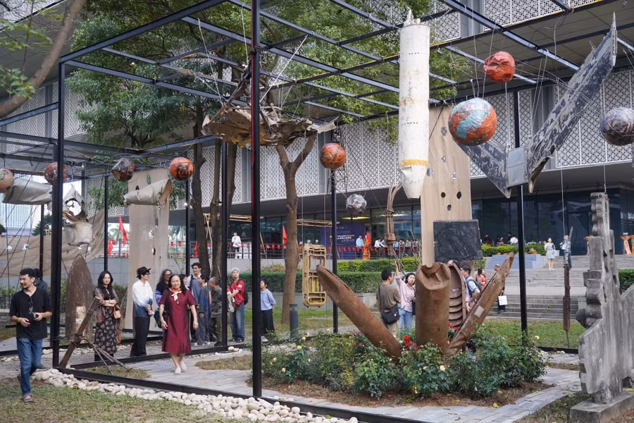 Không gian trưng bày sắp đặt nghệ thuật 'Chiến tranh và hòa bình'.