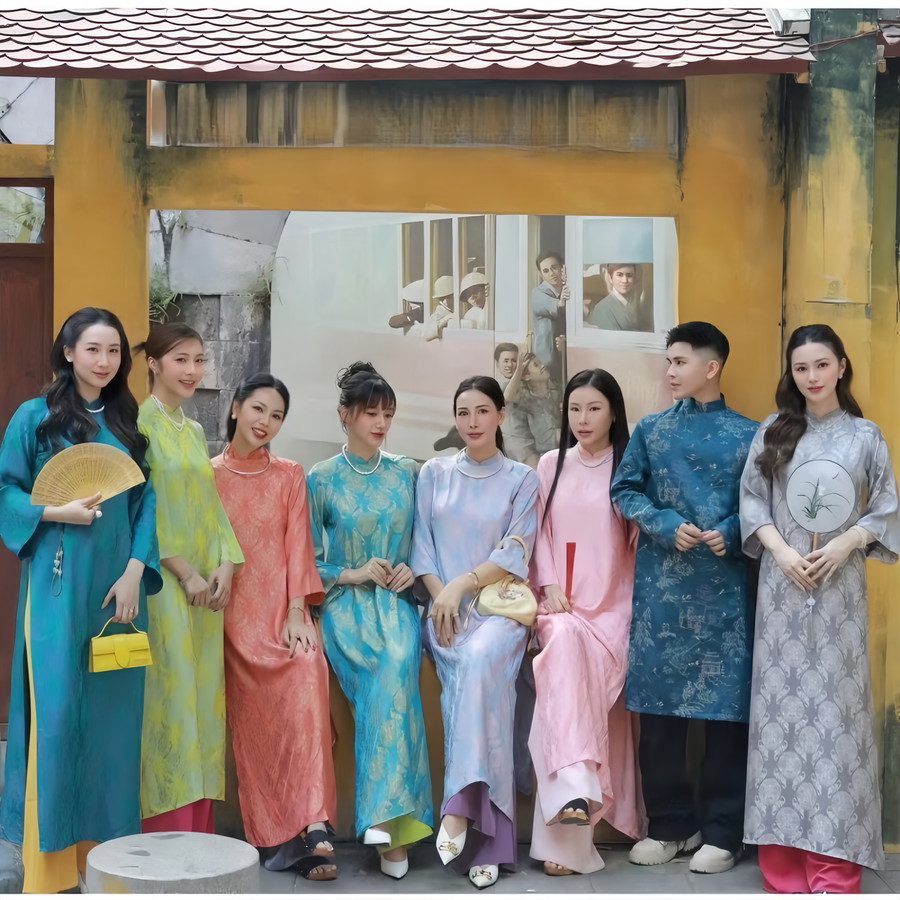 Không chỉ áo dài nữ, áo dài nam cũng ghi nhận lượng mua sắm tăng đáng kể, chủ yếu là đối tượng các bạn trẻ, gen Z.