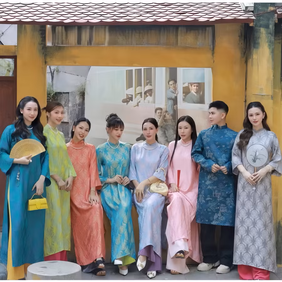 Không chỉ áo dài nữ, áo dài nam cũng ghi nhận lượng mua sắm tăng đáng kể, chủ yếu là đối tượng các bạn trẻ, gen Z.